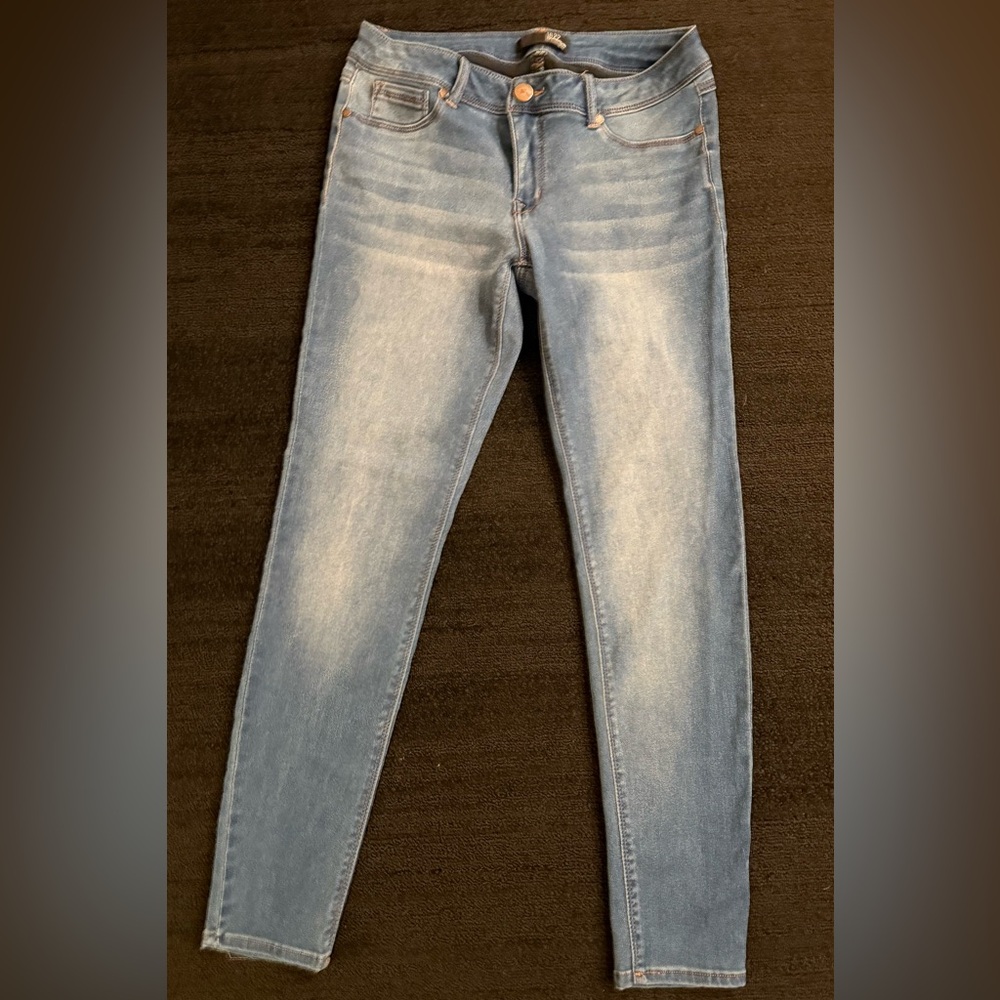 Wynter Low Rise Butter
Skinny Jean